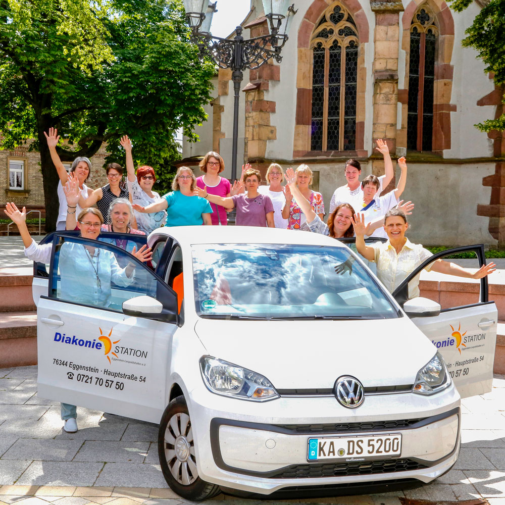 Ueber-uns_Schwestern-vor-Auto